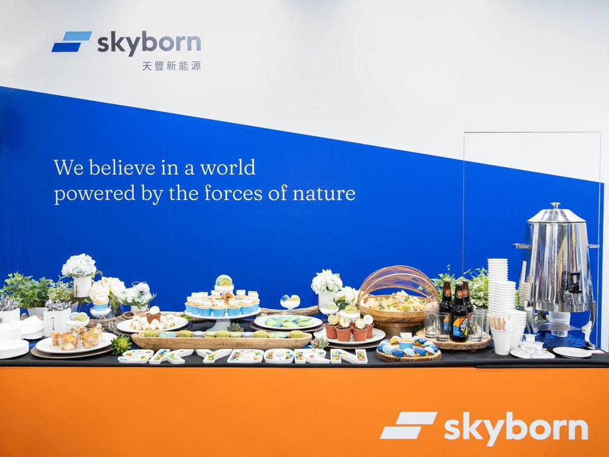 Skyborn 展位的品牌餐桌與展位文字──國際能源展破框設計