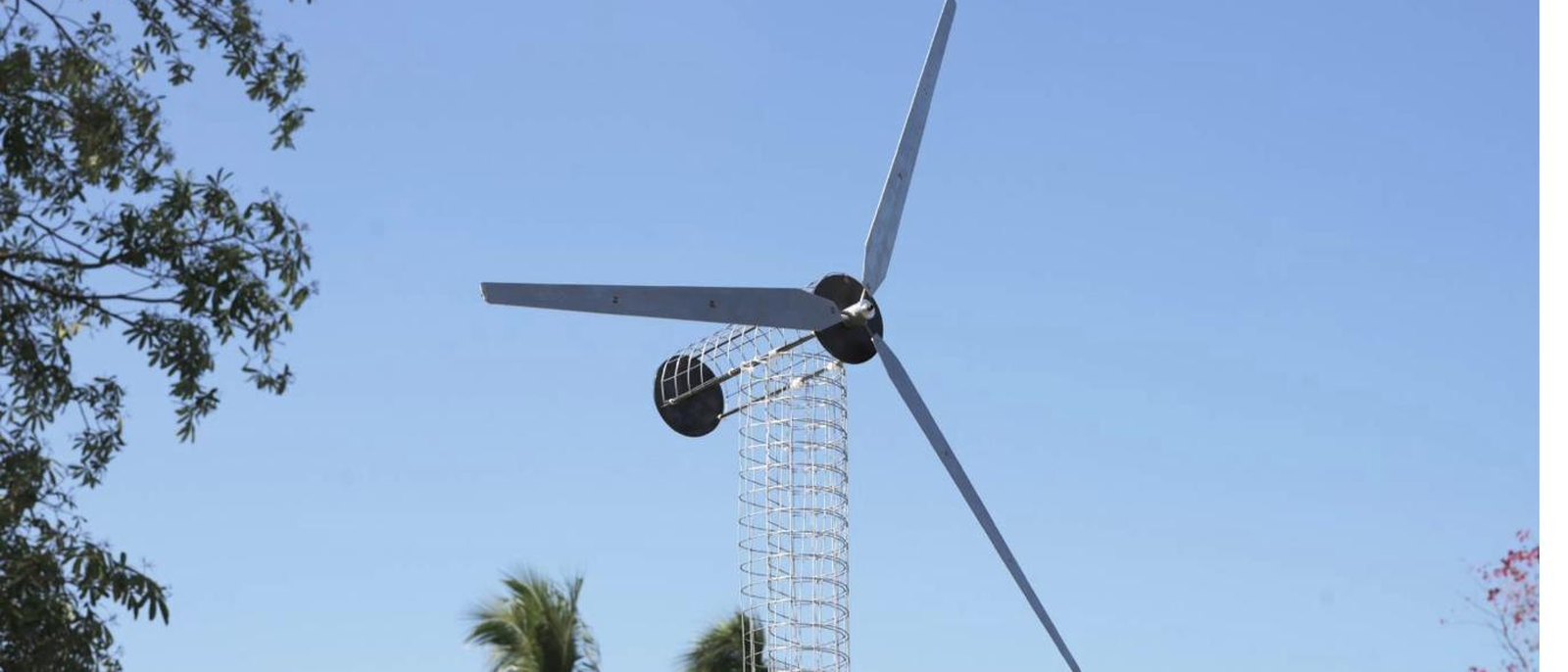 湛藍天空下的風機特寫──彰化百人風機彩繪