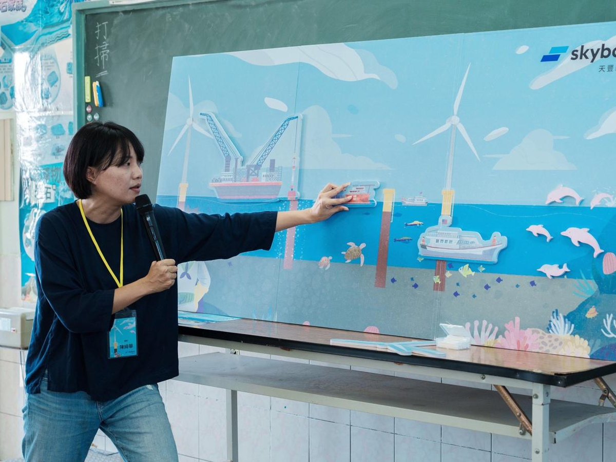 老師站在大幅藍色繪本前──磁吸海洋教育小博士